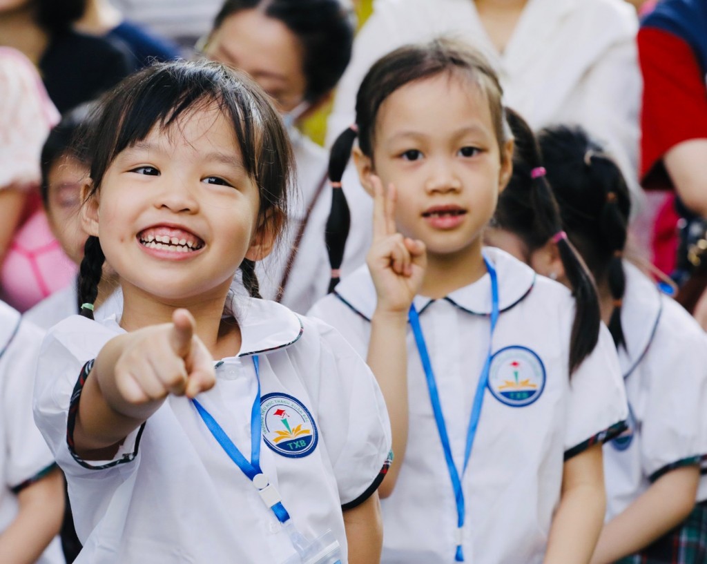 Bé Lam Anh, học sinh lớp 1 trường tiểu học Thanh Xuân Bắc, quận Thanh Xuân háo hức trong ngày đầu khai giảng 