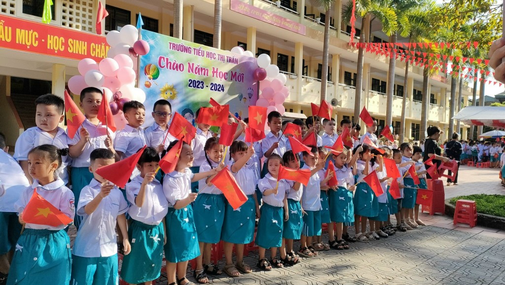 Học sinh lớp 1 Trường tiểu học Thị trấn Tiên Yên, huyện Tiên Yên chào đón năm học mới  2023- 2024