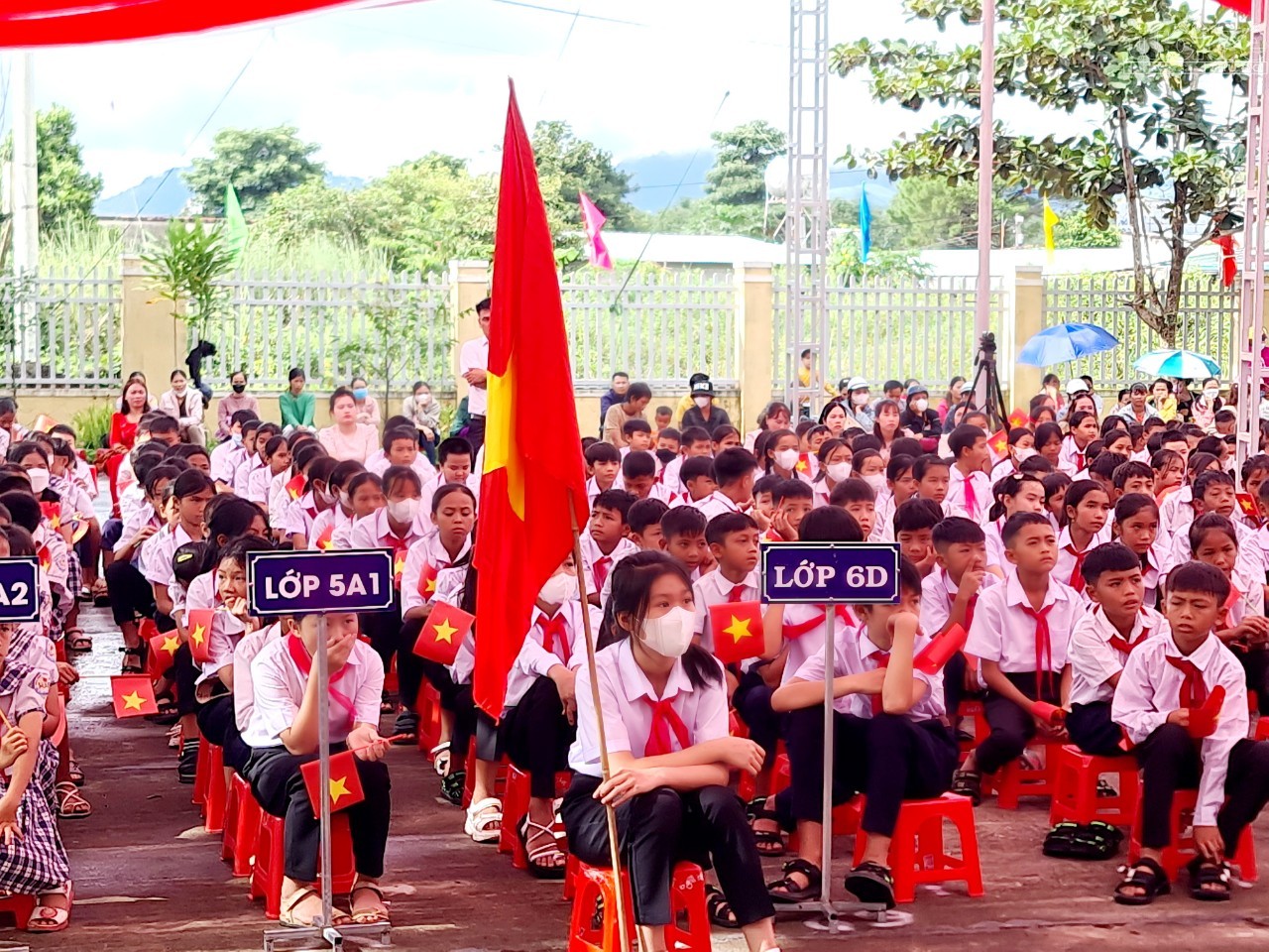 Kon Tum: Báo Tuổi trẻ Thủ đô phối hợp cùng Công an huyện Ngọc Hồi trao quà cho các em học sinh khó khăn