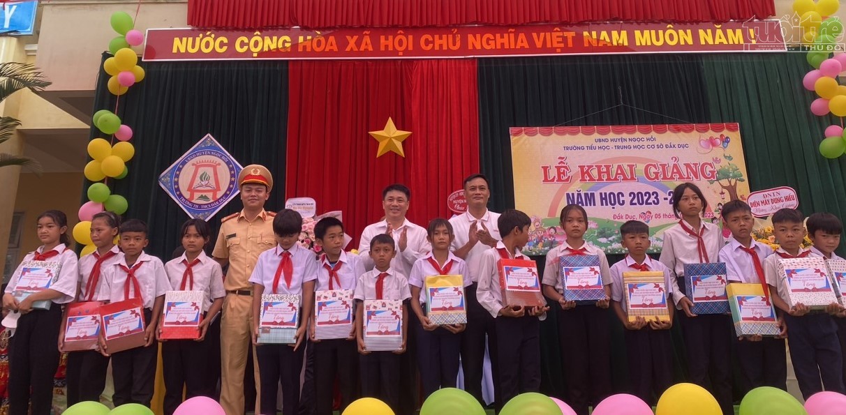 Văn phòng đại diện báo Tuổi trẻ Thủ đô cùng Trưởng ban Tuyên giáo Tỉnh ủy Kon Tum Huỳnh Quốc Huy và Bí thư Đoàn Thanh niên Công an huyện Ngọc Hồi trao những phần quà đến các em học sinh có hoàn cảnh khó khăn.