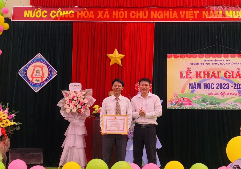 Kon Tum: Báo Tuổi trẻ Thủ đô phối hợp cùng Công an huyện Ngọc Hồi trao quà cho các em học sinh khó khăn