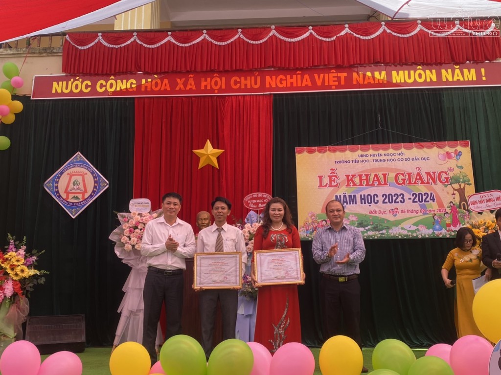 Kon Tum: Báo Tuổi trẻ Thủ đô phối hợp cùng Công an huyện Ngọc Hồi trao quà cho các em học sinh khó khăn