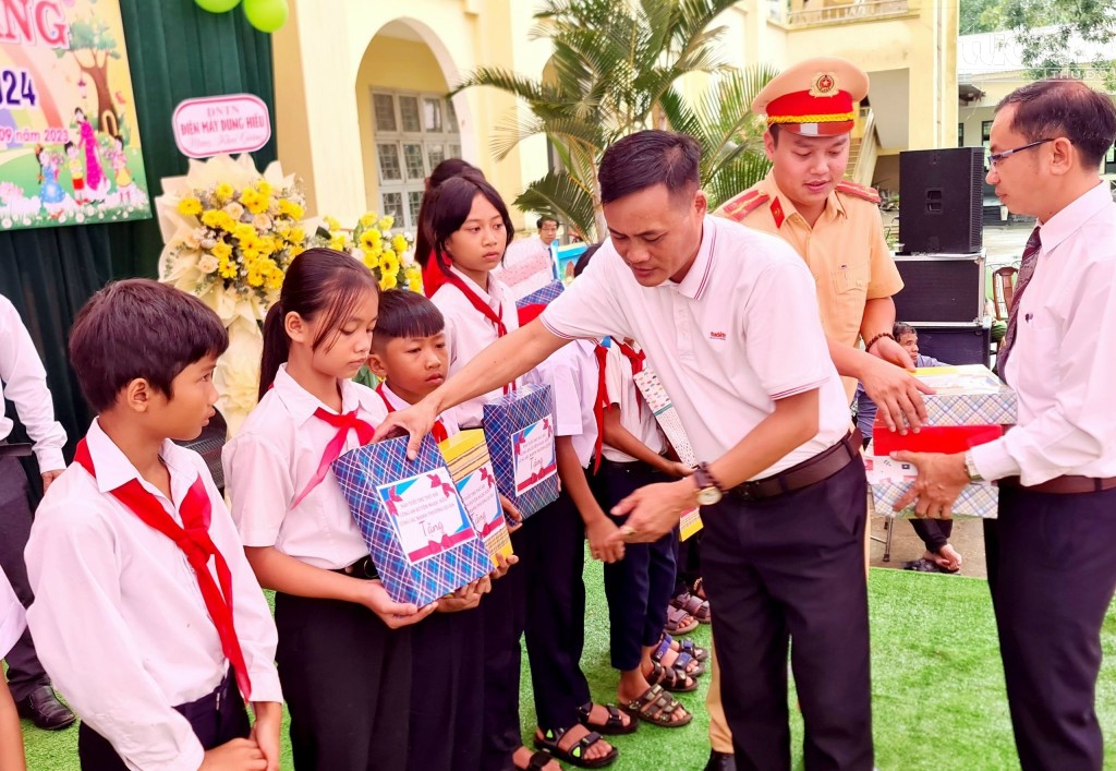 Kon Tum: Báo Tuổi trẻ Thủ đô phối hợp cùng Công an huyện Ngọc Hồi trao quà cho các em học sinh khó khăn