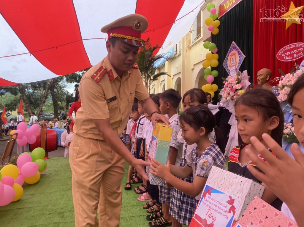 Kon Tum: Báo Tuổi trẻ Thủ đô phối hợp cùng Công an huyện Ngọc Hồi trao quà cho các em học sinh khó khăn