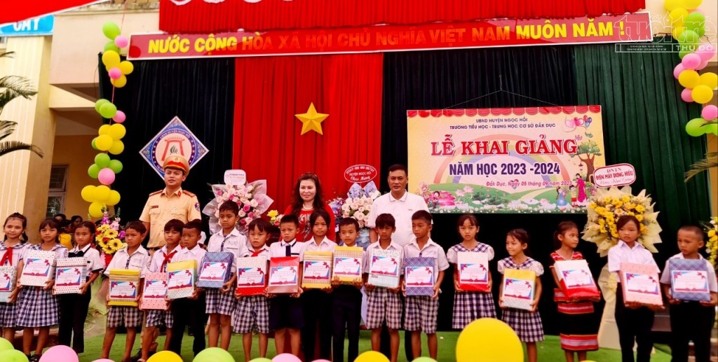 Kon Tum: Báo Tuổi trẻ Thủ đô phối hợp cùng Công an huyện Ngọc Hồi trao quà cho các em học sinh khó khăn