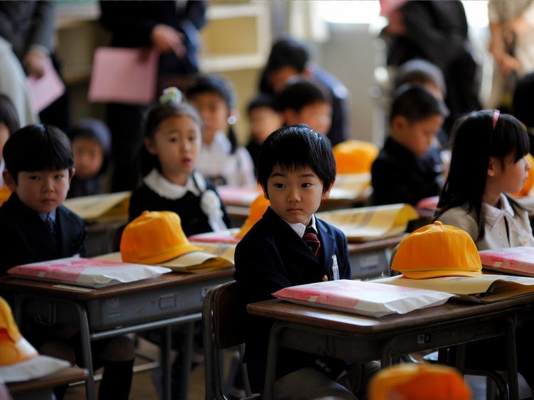 Các em học sinh trong ngày đầu tiên đi học tại Nhật Bản. Ảnh: Reuters