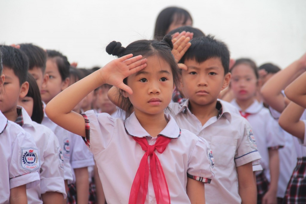 Các em nhỏ trang nghiêm thực hiện nghi lễ chào cờ