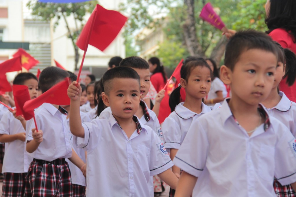 Các em học sinh lớp 1 tiến vào ngay giữa sân trường trong sự chào đón hân hoan của thầy cô và các anh chị khóa trên