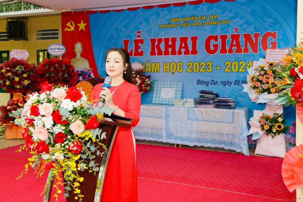 Học sinh lớp 1 háo hức trong lễ khai giảng đầu đời