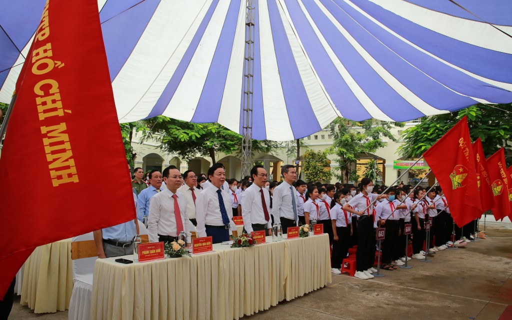Phó Thủ tướng Trần Hồng Hà, lãnh đạo Bộ GD&ĐT, Văn phòng Chính phủ, TP. Cần Thơ và các em học sinh trường THCS Đoàn Thị Điểm thực hiện nghi lễ chào cờ - Ảnh: VGP/Minh Khôi