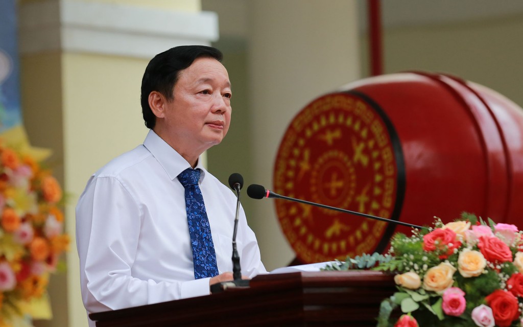 Phó Thủ tướng Trần Hồng Hà mong muốn mỗi thầy cô hãy thắp lên trong các thế hệ học sinh Việt Nam ngọn lửa trí tuệ, yêu nước, thương nòi, tinh thần trách nhiệm, khát vọng vươn lên xây dựng và bảo vệ Tổ quốc Việt Nam giàu đẹp - Ảnh: VGP/Minh Khôi