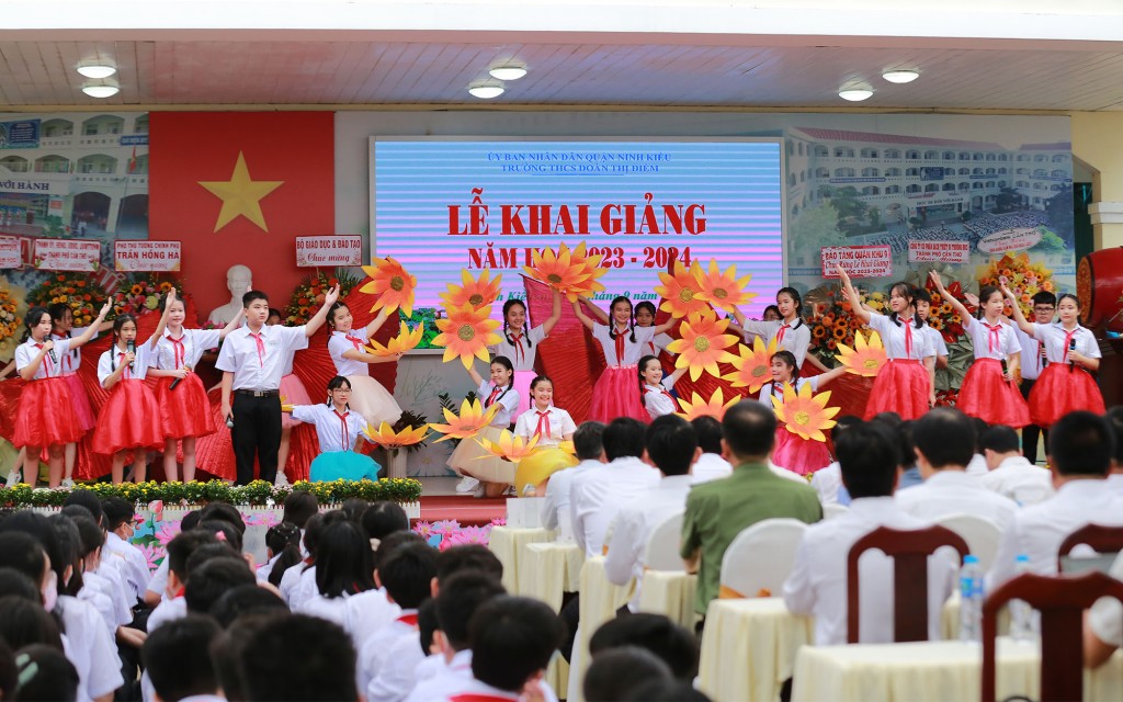Thầy và trò trường THCS Đoàn Thị Điểm (TP. Cần Thơ) hân hoan đón chào năm học mới 2023-2024 - Ảnh: VGP/Minh Khôi
