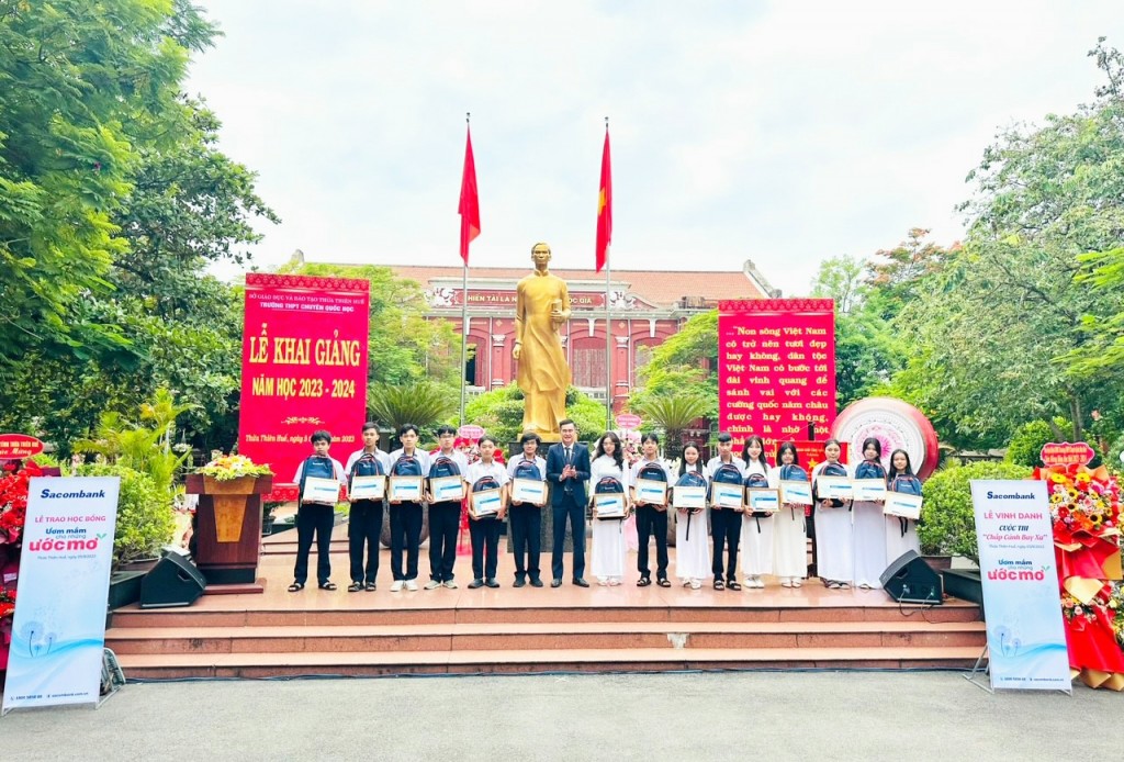 Trao học bổng tại Trường THPT Quốc học Huế (Thừa Thiên Huế)