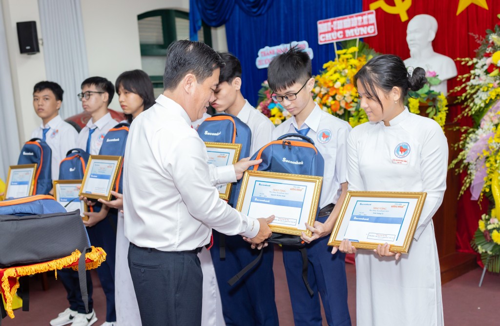 Trao học bổng tại Trường THPT Nguyễn Đình Chiểu (Tiền Giang)
