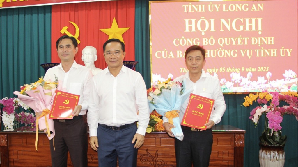 Bí thư tỉnh ủy - Nguyễn Văn Được trao quyết định cho ông Trần Thế Luân và ông Lê Hoàng Hùng