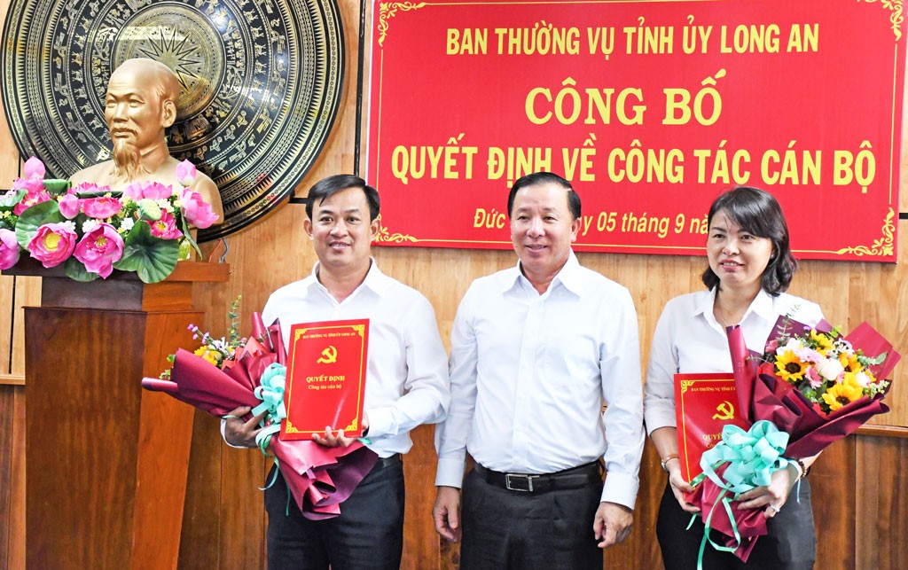 Phó Bí thư Tỉnh ủy, Chủ tịch UBND tỉnh Long An Nguyễn Văn Út trao quyết định cho tân Bí thư Huyện ủy Đức Hòa Nguyễn Minh Hùng và Phó Bí thư Thường trực Huyện ủy Đức Hòa Vũ Hồng Hạnh