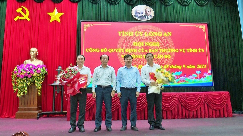 Ban Thường vụ tỉnh ủy Long An trao quyết định cho ông Võ Thành Trí và đồng chí Nguyễn Anh Việt. Ảnh: ĐẶNG TÂM