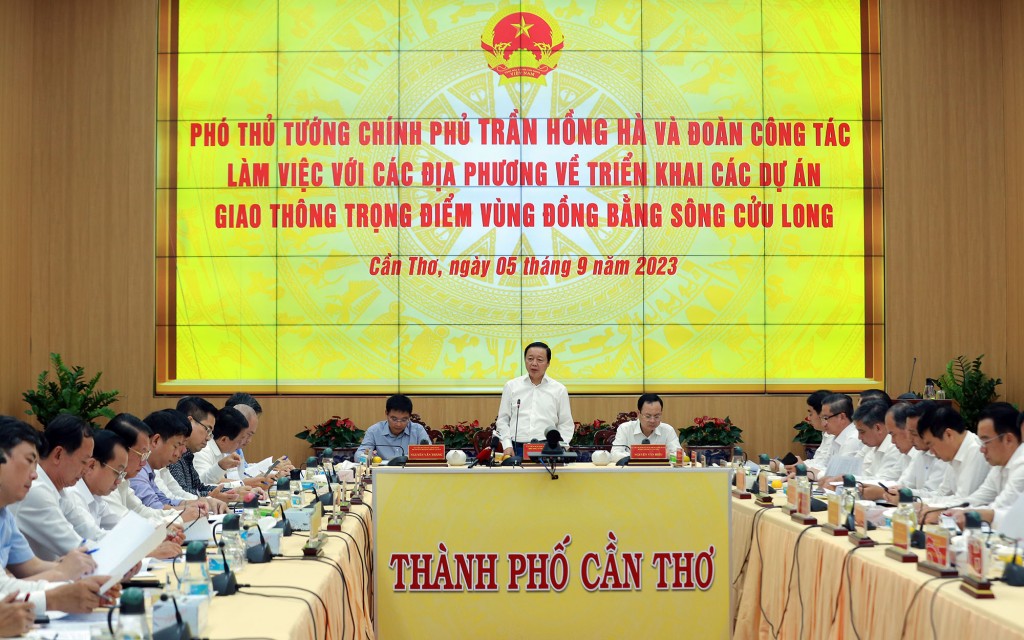 Phó Thủ tướng Trần Hồng Hà chỉ đạo Bộ GTVT, các nhà thầu phải rà soát lại tiến độ các dự án cao tốc để phối hợp với Bộ TN&MT, các địa phương để điều phối hiệu quả hoạt động cung cấp vật liệu - Ảnh: VGP/Minh Khôi