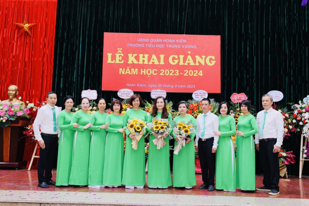 Tiểu học Trưng Vương rộn rã tiếng trống khai trường