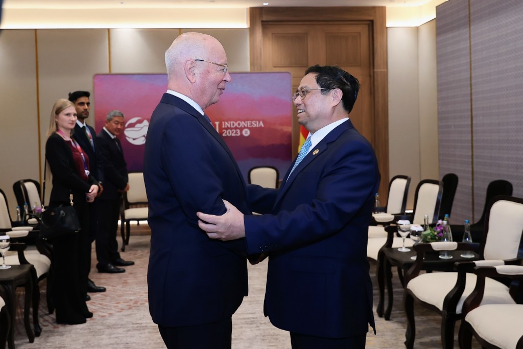 Thủ tướng Chính phủ Phạm Minh Chính gặp Chủ tịch Diễn đàn Kinh tế thế giới (WEF) Klaus Schwab - Ảnh: VGP/Nhật Bắc