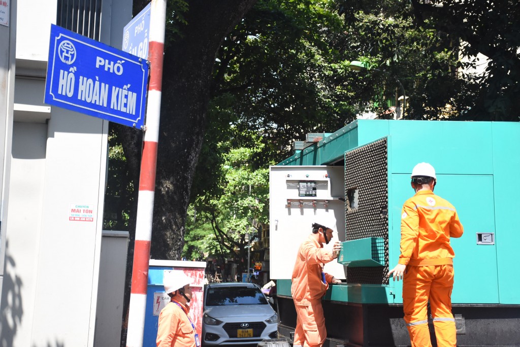 EVNHANOI bố trí máy phát điện dự phòng tại các khu vực diễn ra các sự kiện chào mừng