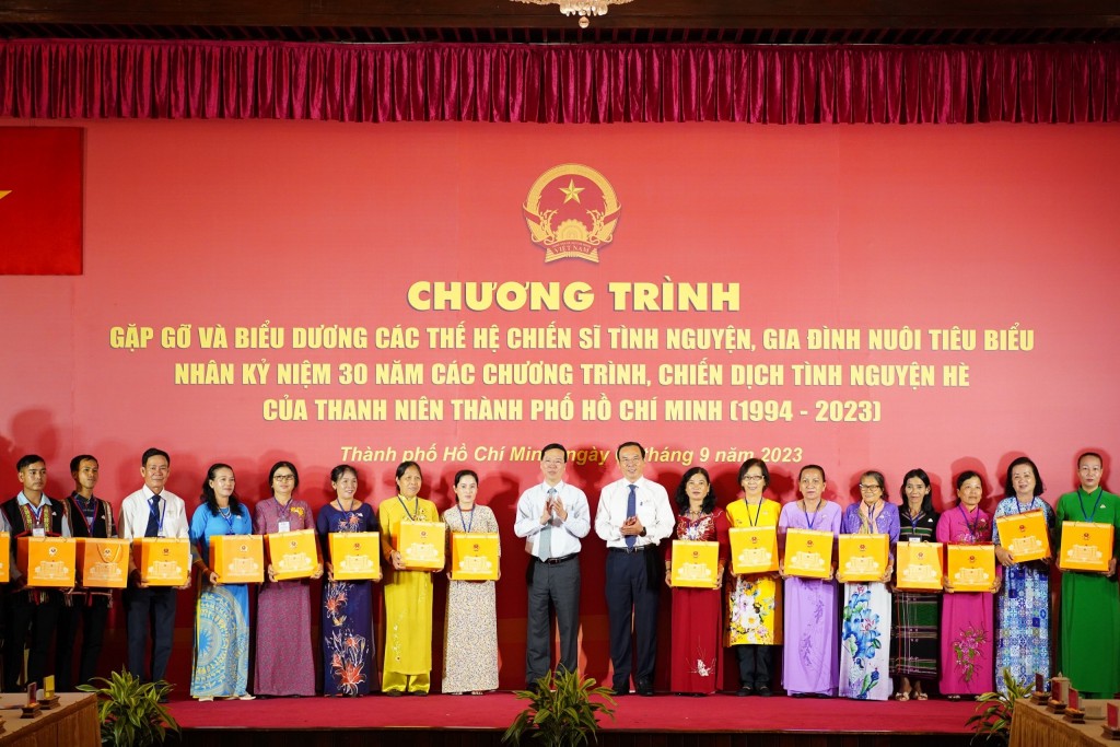 Chủ tịch nước Võ Văn Thưởng và Bí thư Thành uỷ TP Hồ Chí Minh tặng quà cho 