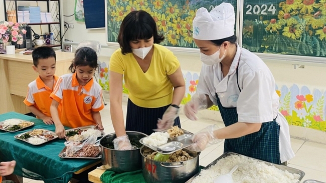 Bữa trưa bán trú “ngon hơn mẹ nấu” của học sinh Hà Nội