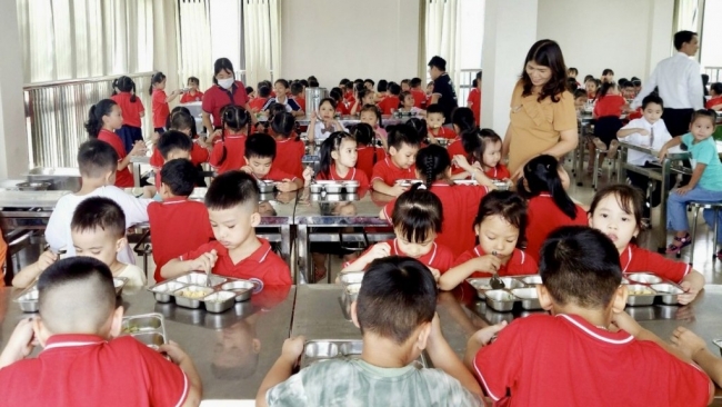 Tổ chức bữa ăn bán trú cho học sinh: Cẩn trọng, chi tiết từng khâu nhỏ nhất