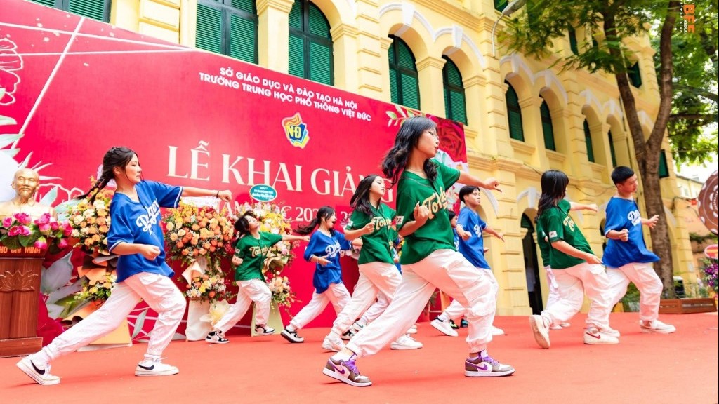 "Tròn mắt" trước màn nhảy tuyệt đẹp của học sinh trường THPT Việt Đức