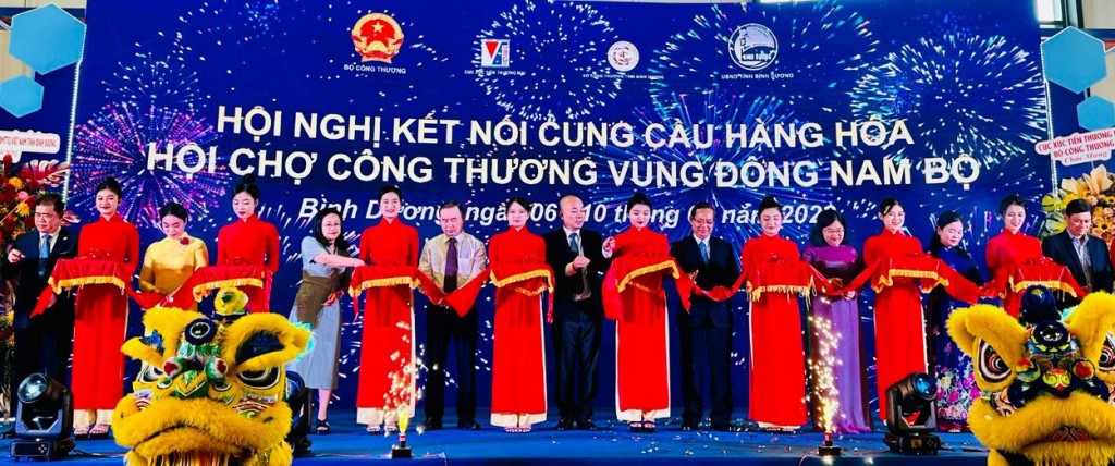 Các đại biểu thực hiện nghi thức khai mạc Hội nghị kết nối cung-cầu hàng hóa và Hội chợ Công thương vùng Đông Nam Bộ-Bình Dương 2023. Ảnh: Tiểu My