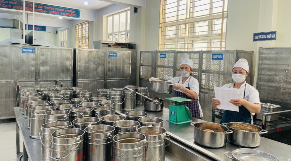 Bữa trưa bán trú “ngon hơn mẹ nấu” của học sinh Hà Nội