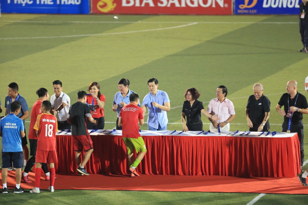 Các cầu thủ Đại Từ FC xuất sắc nhận huy chương Vàng của giải đấu
