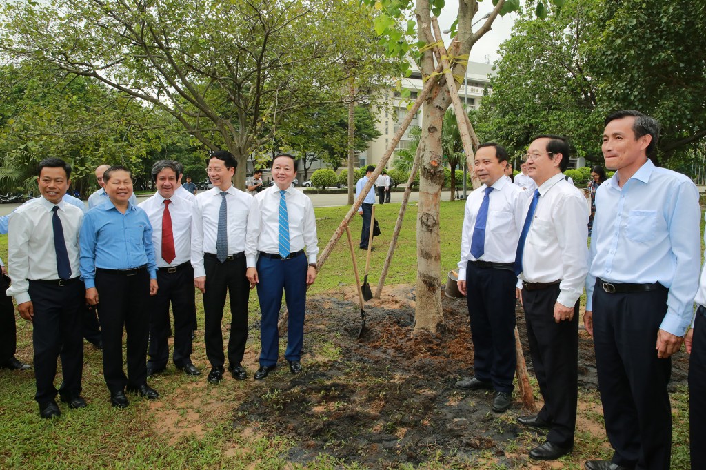 Phó Thủ tướng Trần Hồng Hà và lãnh đạo các bộ, ngành trồng cây lưu niệm tại ĐHQG TPHCM - Ảnh: VGP/Minh Khôi