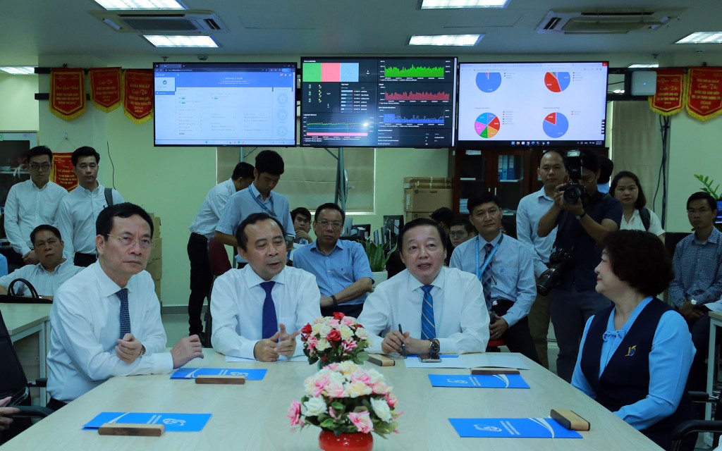 Phó Thủ tướng Trần Hồng Hà trao đổi về định hướng đào tạo ngành vi mạch, bán dẫn tại Trường Đại học Công nghệ thông tin (ĐHQG TPHCM) - Ảnh: VGP/Minh Khôi