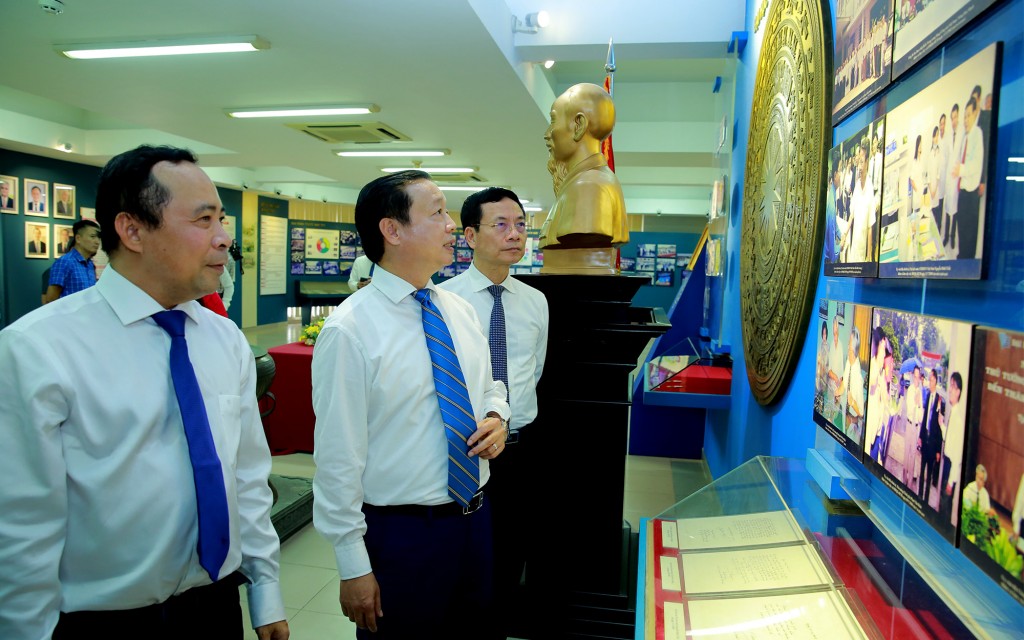 Phó Thủ tướng Trần Hồng Hà thăm phòng truyền thống ĐHQG TPHCM - Ảnh: VGP/Minh Khôi