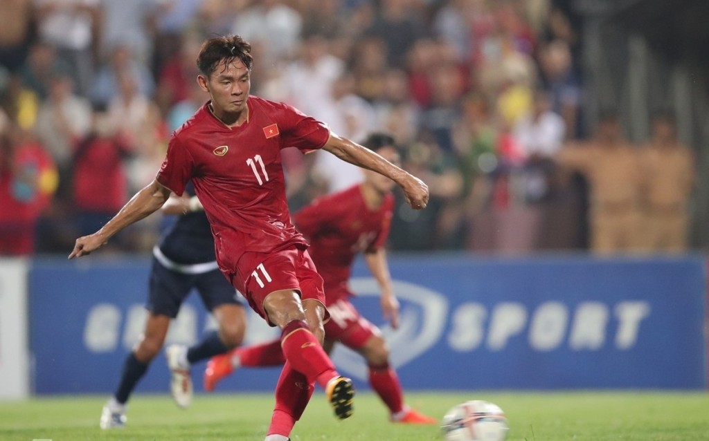 Tiền đạo Bùi Vĩ Hào sút phạt đền ấn định thắng lợi 6-0