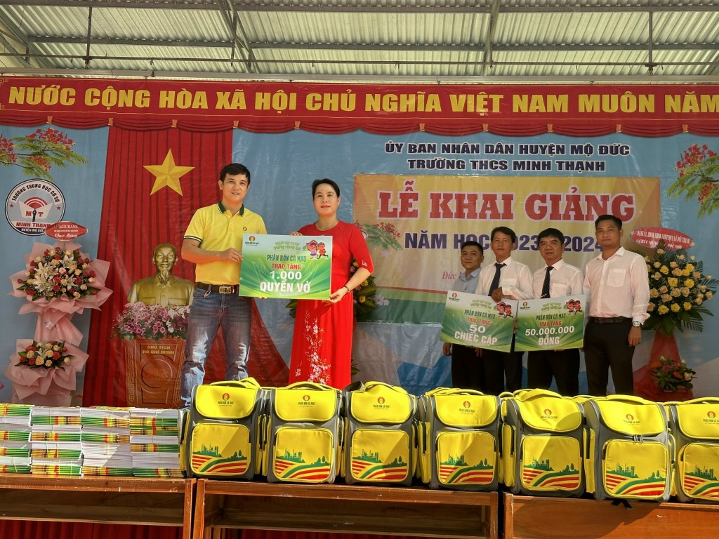 Học bổng Hạt ngọc mùa vàng tiếp tục hành trình "Nuôi hy vọng dưỡng tương lai"