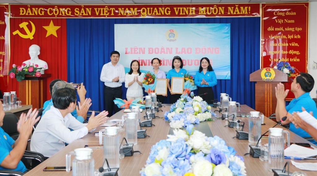 Lãnh đạo LĐLĐ tỉnh Bình Dương chúc mừng các nhân sự được điều động, bổ nhiệm