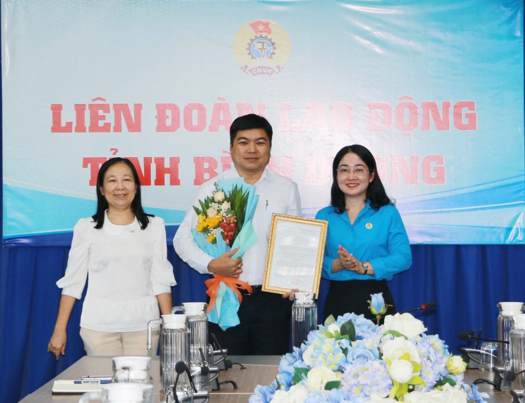 Ông Nguyễn Tấn Đạt nhận quyết định giữ chức Phó Chủ tịch LĐLĐ tỉnh Bình Dương