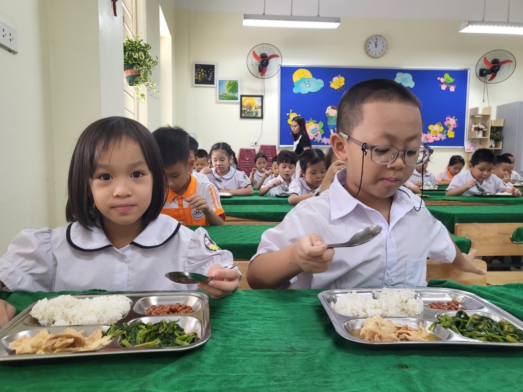 Bữa trưa bán trú “ngon hơn mẹ nấu” của học sinh Hà Nội