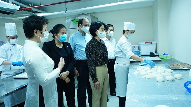 Giám đốc Sở Y tế Hà Nội kiểm tra công tác đảm bảo ATVSTP bánh trung thu tại khách sạn - Tin tức sự kiện - Cổng thông tin điện tử Sở y tế Hà Nội