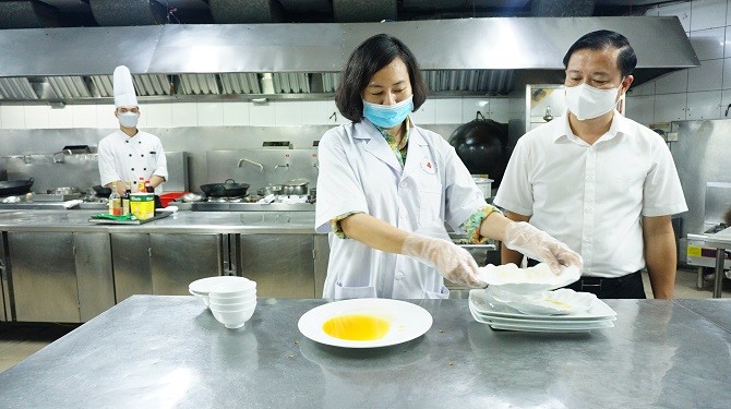 Giám đốc Sở Y tế Hà Nội kiểm tra công tác đảm bảo ATVSTP bánh trung thu tại khách sạn - Tin tức sự kiện - Cổng thông tin điện tử Sở y tế Hà Nội