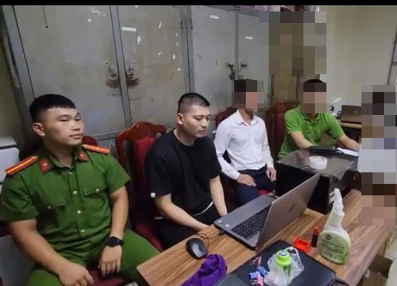 Công an quận Đống Đa bắt giữ Nguyễn Hữu Hoàng (áo đen) về tội làm giả tài liệu, con dấu của cơ quan tổ chức Nhà nước