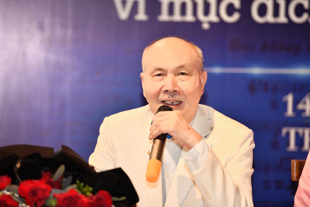 Nhạc sĩ Vũ Thành An trong buổi trao tác quyền âm nhạc tại Hà Nội