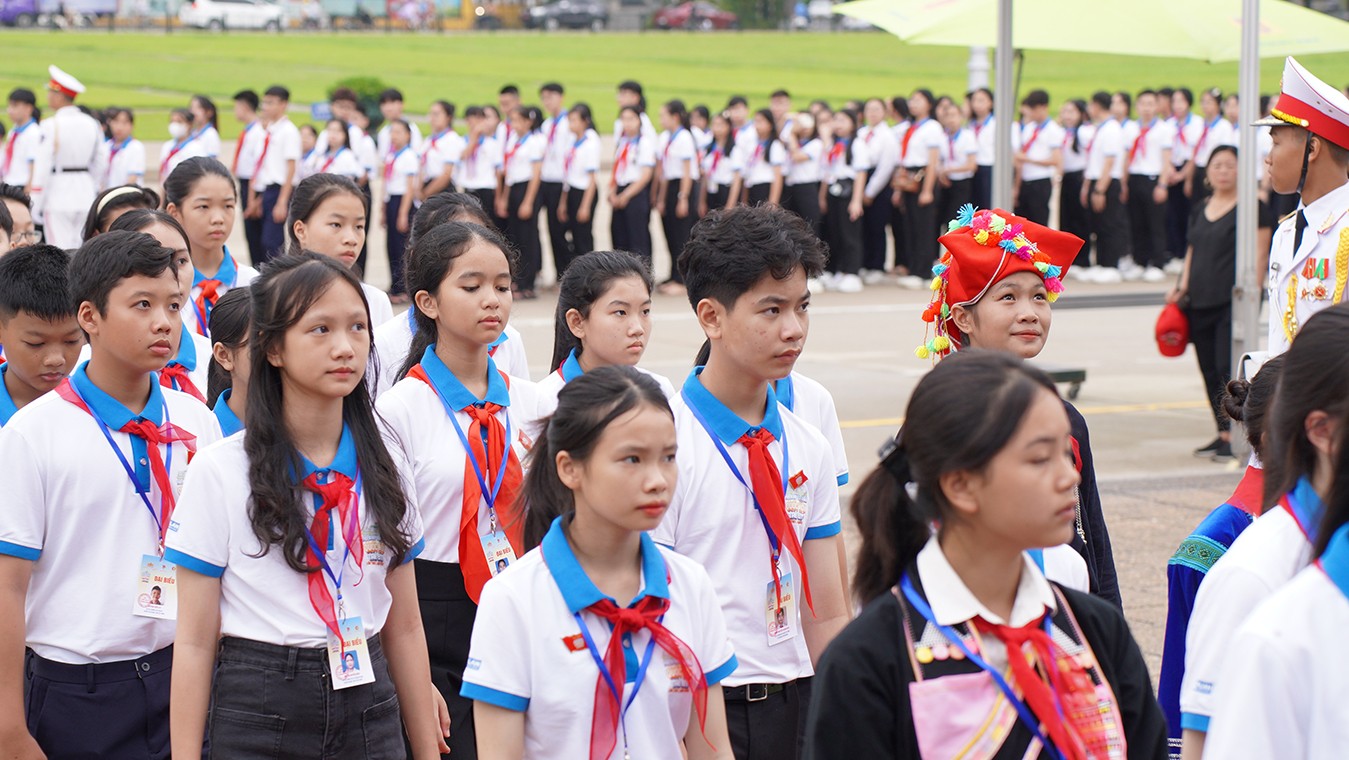 Niềm vui, sự phấn khởi của các đại biểu thiếu nhi khi tới Lăng Chủ tịch Hồ Chí Minh