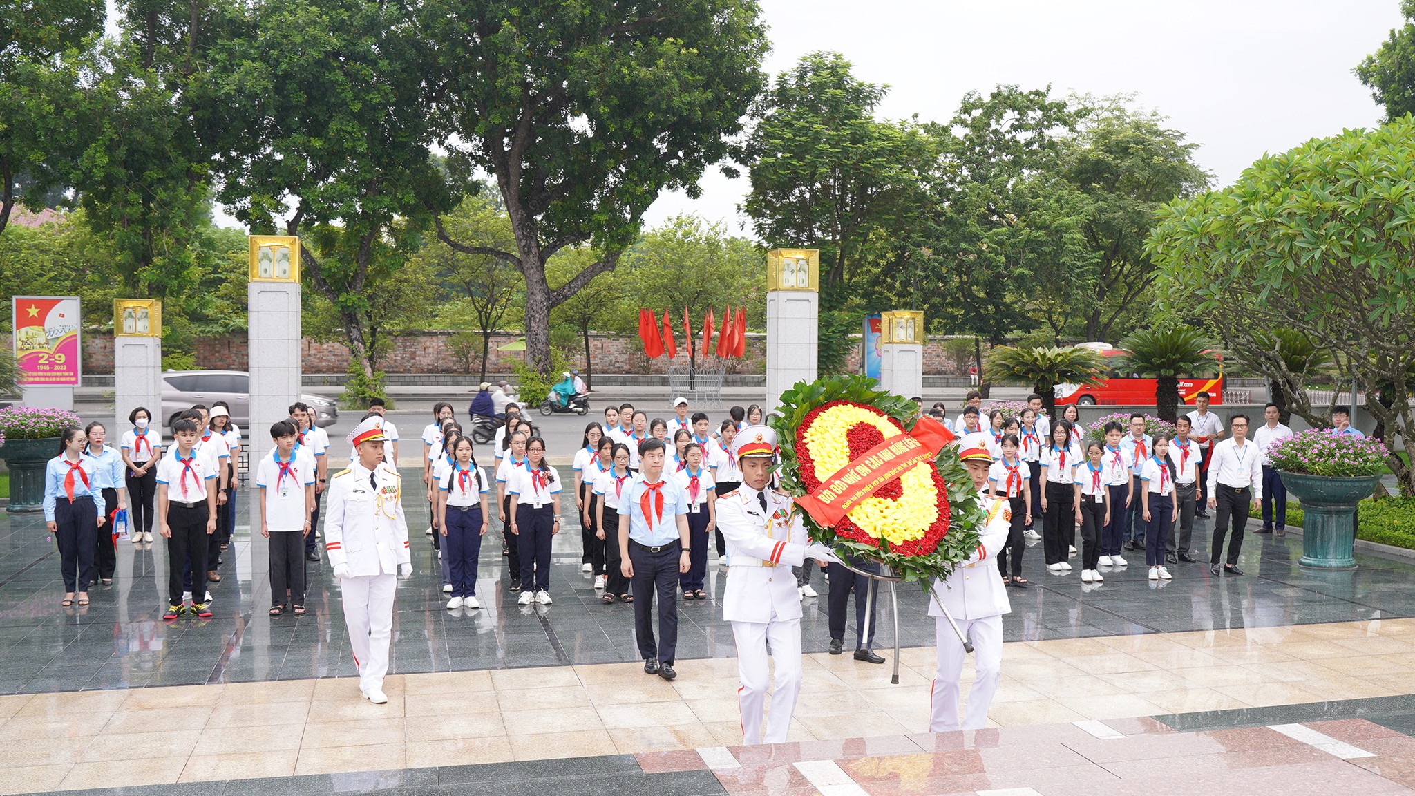 Ngay từ sáng sớm, đoàn đại biểu đã đến dâng hương tại Đài tưởng niệm Bắc Sơn để tưởng nhớ