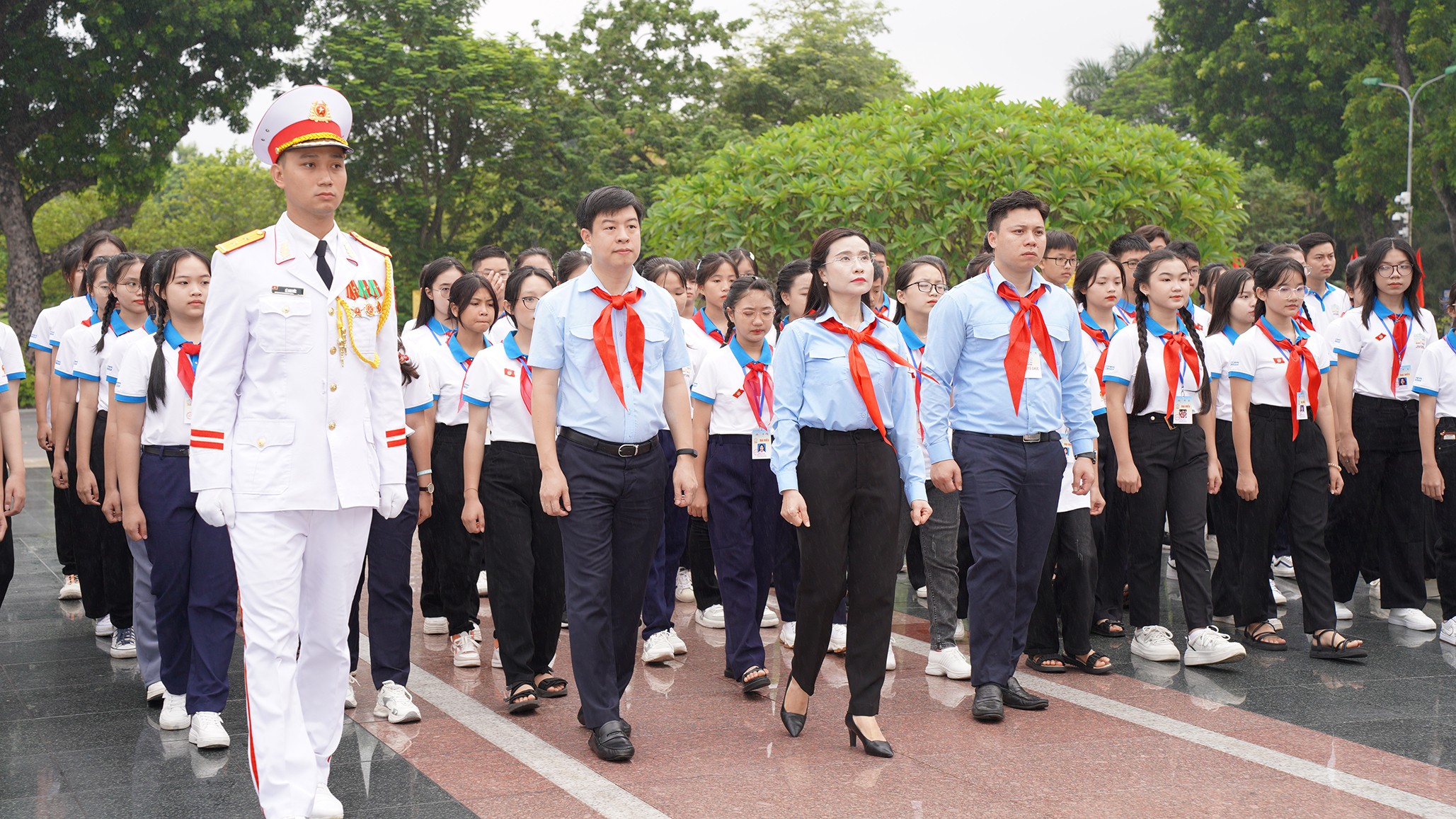 Đoàn đại biểu gồm các đồng chí thường trực Hội đồng Đội Trung ương, 40 đại biểu thiếu nhi nòng cốt, 32 đại biểu thiếu nhi đại diện các tỉnh thành và 9 đồng chí phụ trách đoàn