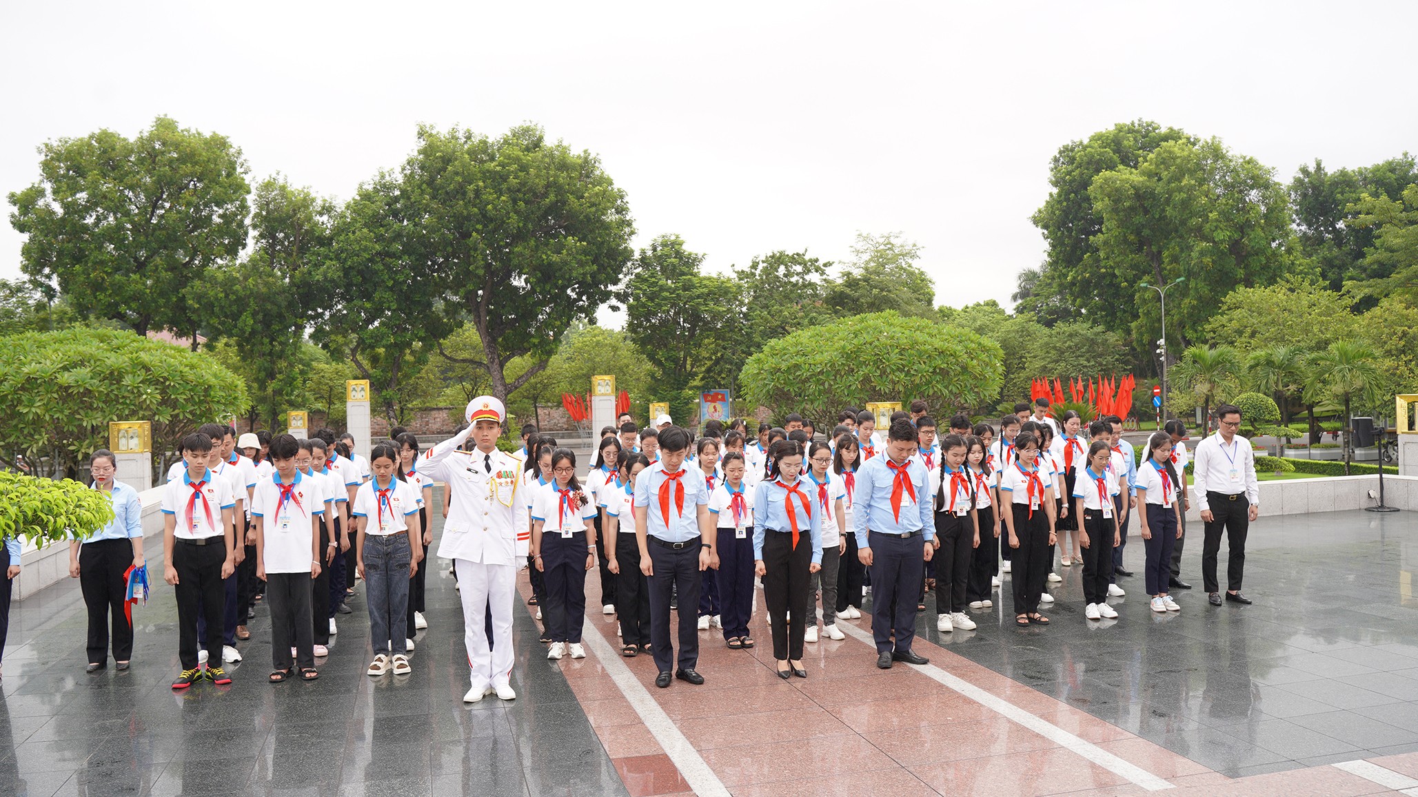 Các đồng chí đại biểu kính cẩn tưởng niệm trước sự hy sinh ngoan cường giành độc lập của các chiến sĩ