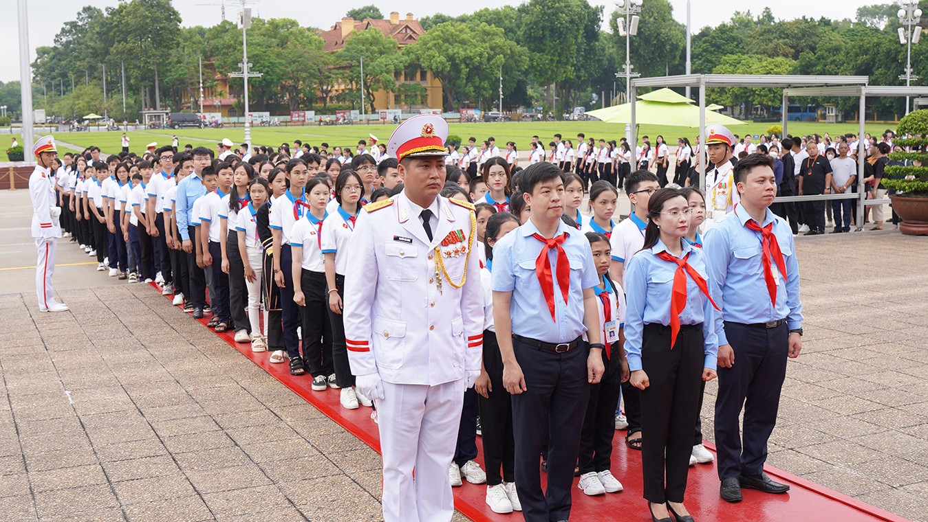 Đoàn đại biểu trẻ em tiêu biểu toàn quốc vào Lăng viếng Chủ tịch Hồ Chí Minh