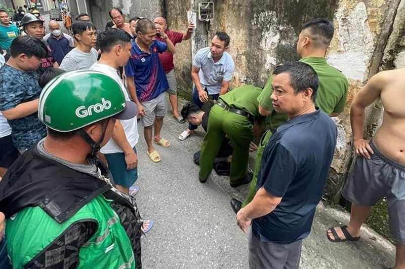 Lực lượng Công an và người dân bắt gọn đối tượng cướp giật dây chuyền vàng trên phố Vũ Xuân Thiều